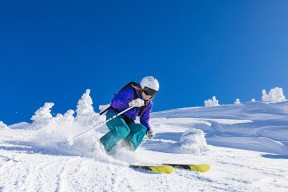 开云体育APP-亚运会首回合对决在即！新疆男篮演练定位球，曼联密集防守应对